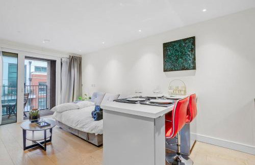 Cosy Manhattan Studio with Balcony - Foto 7