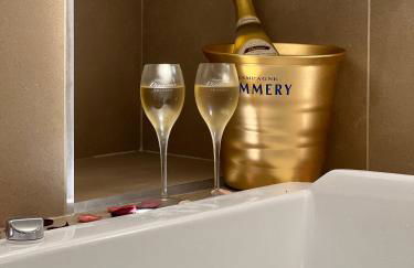 Cocon Blanc câlin avec Jacuzzi privatif - LoveRoom Insolite - Foto 21