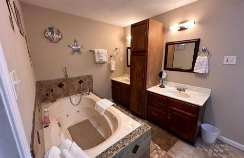 A huge Sprawling House on a large lot -15 minutes to St Louis - Foto 8