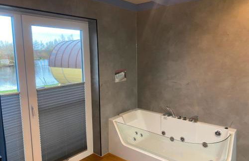 Ferienhaus Deluxe, direkt am See, mit hauseigener Panorama Außensauna, zwei Badezimmern, Tretboot, Kamin, in direkter nähe zum Kinderspieleparadies sowie Reit- und Ponyhof, 1 bis 8 Personen - Photo 26