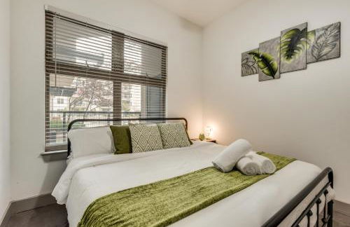 Tasteful 2BR I Pool I Gym I Parking I Workspace - Foto 15