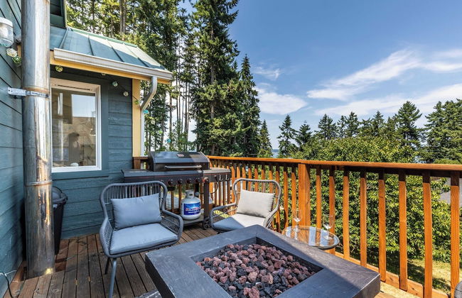 Seaside Getaway by Avantstay Deck w/ Views - Photo 1