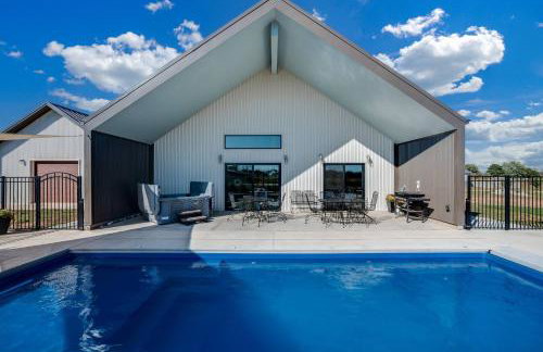 Modern Cabin Near Cheney Lake W Pool and Hot Tub - Foto 35