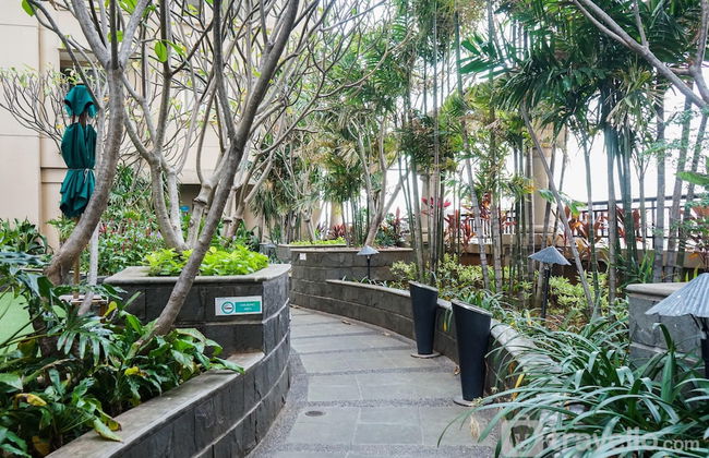 1BR Queen Bed at Ancol Marina Apartment near Dufan - Foto 1