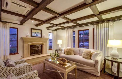 Mediterranean Beauty with Rooftop Deck and Views - Foto 16