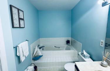 Cozy Home Walking Distance from Beach with Private Patio - Foto 10