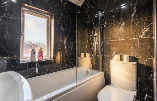 Spacious 3-Bed Home for 8 | Free Parking & Garden - Foto 3