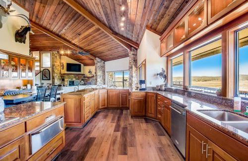 Stunning Lakefront Home with 2 Patios, Chef's Kitchen, & Lake Access - Foto 11