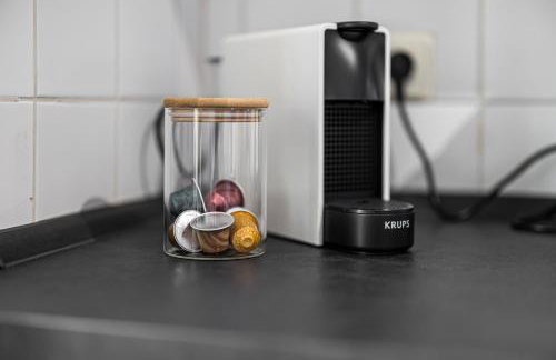 LeHaStays - Apartment Buckau 15 I 2 Zimmer I voll ausgestattete Küche I Balkon I Smart TV - Photo 9