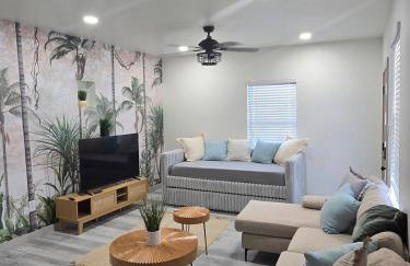 Modern B&W Coastal Retreat 2BR 2BA and Laundry - Foto 4