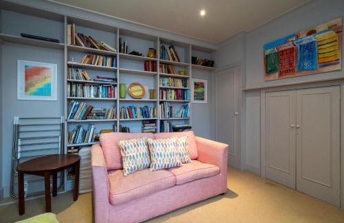 3 The Coastguards, Thorpeness - Only a stones throw from the Beach and very close to famous boating Meare, Country Club and Golf Club - Aldeburgh Coastal Cottages - Foto 17