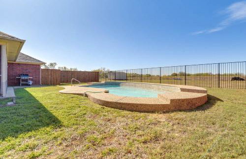 Relax Fireside! Poolside Oasis 3 Mi to Dtwn Sanger - Foto 21