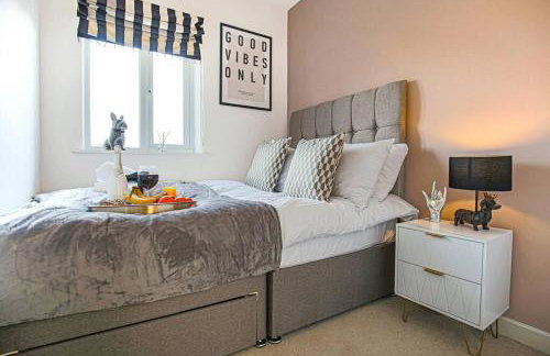 Stylish House with Smart TVs and Netflix, Fast Wifi, Free Parking and Garden by Yoko Property - Foto 13