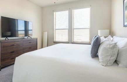 Landing Amazing 1BD Courtyard Pool - Photo 14