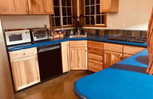 A Lovely Cabin House at Way Woods Retreat with Outdoor Hot Tub! - By Sacred Hub MGMT - Foto 7