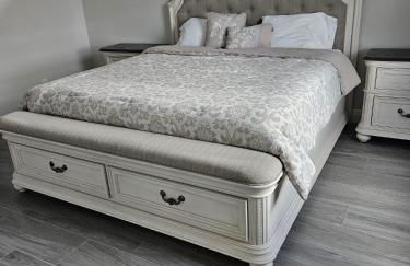 Newly built Villa Ballerina with heated pool and incredible view into beautiful Arrowheadcanal - Photo 23