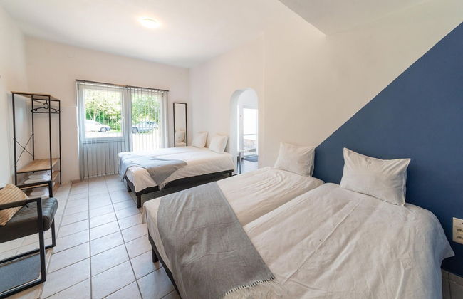 Spacious Villa With Tennis - Photo 5