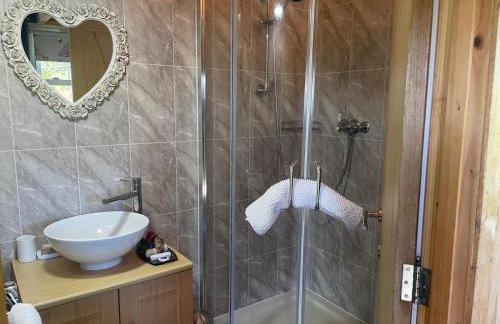 1 Bedroom Cabin Sleeps 2, Private Garden, Wifi - Photo 23