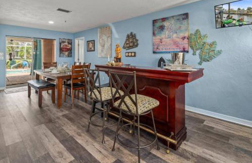 Pirates Den a 4BR Pet-Friendly Waterfront Oasis with Pool, Dock, Personal Water Boats, Fire Pit, Game Room and Bar - Foto 14