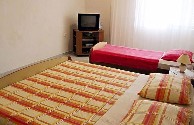 Apartment Serene Step From The Sea, Sleeps 5 - Photo 2