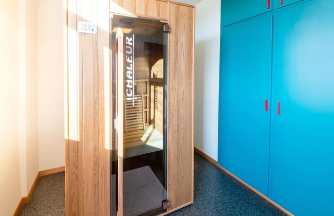 Stylish Retreat With Sauna - Photo 25