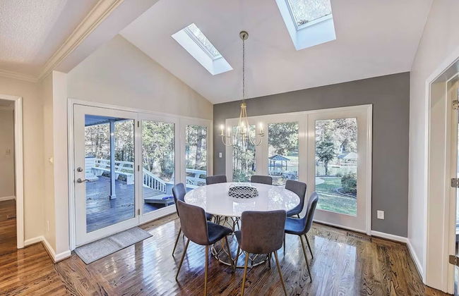 Lakefront Home Private Dock, Tiki Bar, Firepit Shore to Please by Avantstay - Foto 33