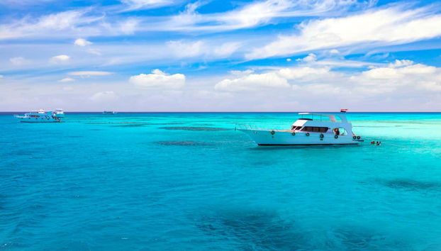 Un bateau naviguant dans les belles eaux de Ras Mohamed