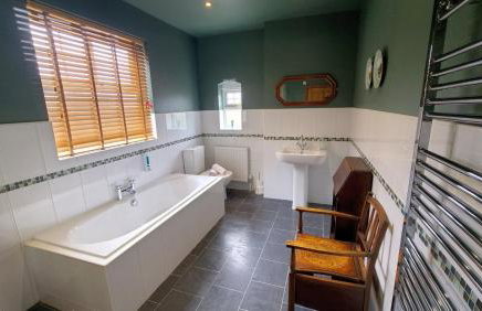 Druids Cottage a cosy 2 bedroom Cottage within a 5 minute drive from Cannock town centre - Foto 7