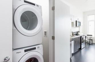 Modern 1BR Apt with Rooftop, Gym, and Parking - Foto 10