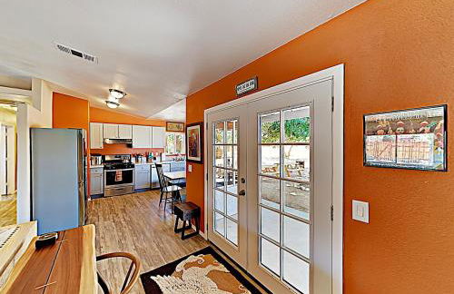 Rawhide Ranch - Walk to Pappy and Harriet's with Hot Tub! home - Foto 7