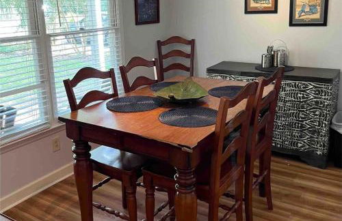 3 Bedroom Cozy Cottage with fenced in backyard and hot tub 4 miles to the beach - Foto 15