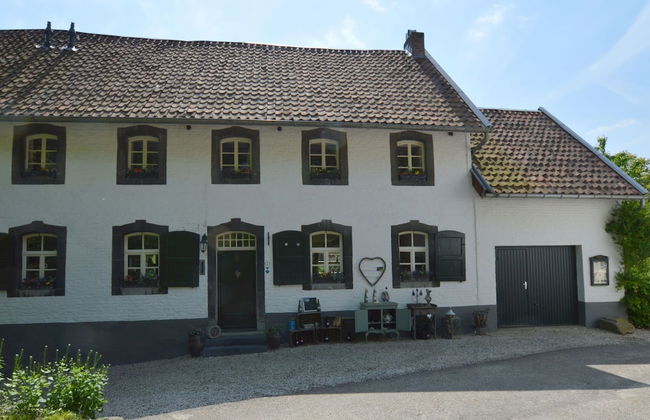 Stunning Holiday Home Near Forest in Slenaken - Photo 1