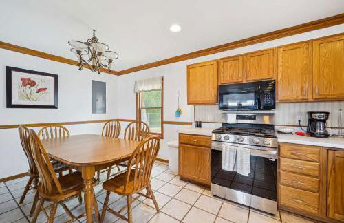 Spacious 4BR Lakefront Cottage - Perfect for Groups - Foto 12