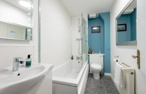 Stylish 2-Bed Flat with Balcony Near Haymarket - Pass the Keys - Foto 31