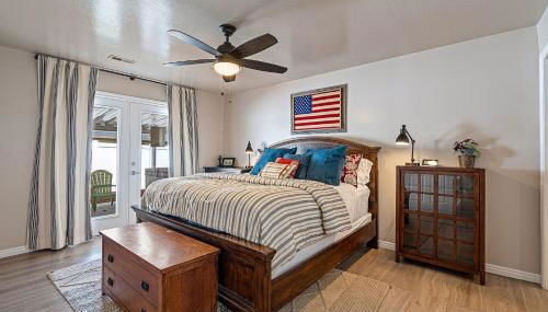 Fully Stocked Home with Hot Tub and Private Yard - Foto 4