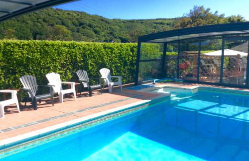 Simply the best ! 4 min walk to Beach, Pubs, Restaurants, Shops, Htd Pool, Hottub, Games rm, 1 acre Garden, BBQ's Coast to Coast cycle path, Beautiful, Bassets acre, Only six 1-3 bedroom SUPERB apartments, Free Parking and WIFI - Foto 1