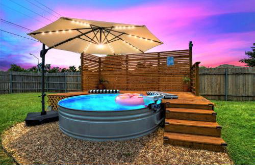 Cowboy Pool - Large Patio - King Bed - Firepit Table - Pet Friendly - Photo 1