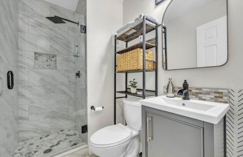 Modern Luxury with Pool Table 3BR-5BD Sleeps 10 - Foto 16