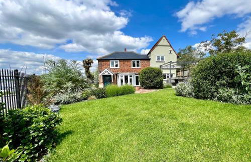 Cosy Coastal 2-Bedroom Cottage with Hot Tub and Log Burner - Foto 1