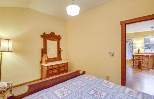 Walk to Irondale Beach Park! Family Haven with Yard - Foto 17