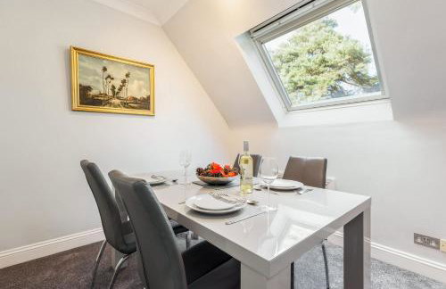 The Gables Penthouse - 15-Minute Walk to Branksome Chine Beach - Photo 5