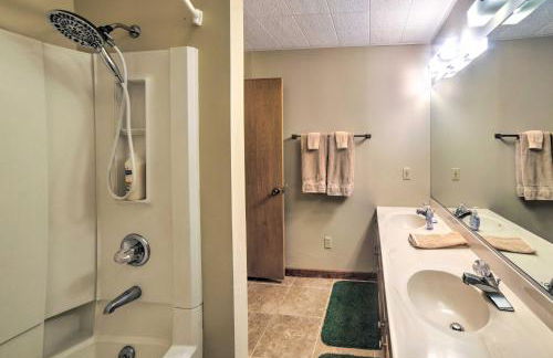 Expansive Angel Fire Home with Indoor Hot Tub! - Foto 26