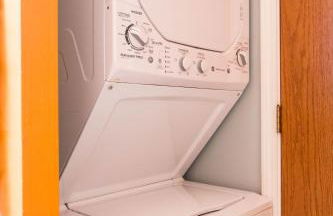 Designer Themed 4 Bedroom in Best Location with Patio and Fireplace - Foto 43