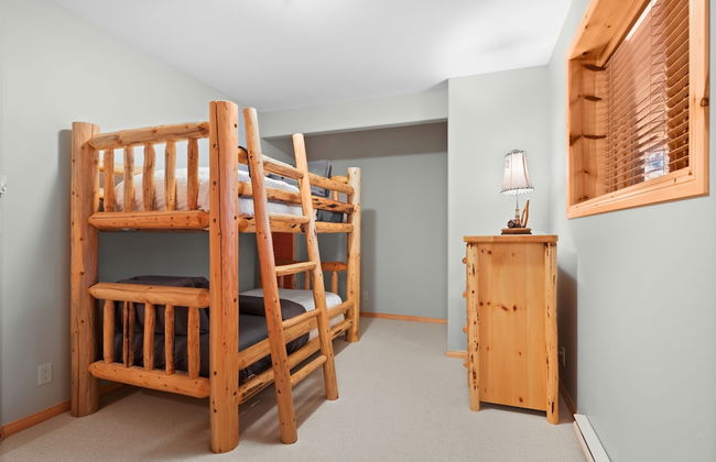 MODERN 4,500 sqft Ski Chalet: 5 Br + 6 Ba | Pool Table | Pool + PRIVATE Hot Tub - Photo 13