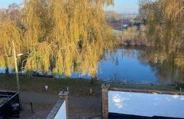 Riverside Cottage with balcony and fishing jetty - Foto 28