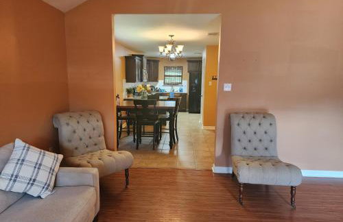 4BR 2BA Family Home On a Lake - Foto 20