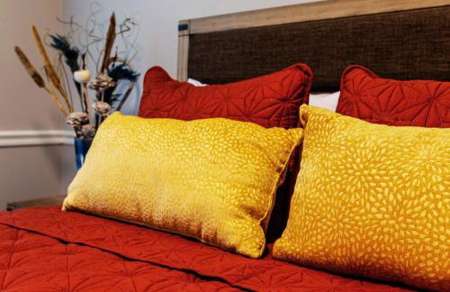 Cozy & Modern 5BR Smart Home with Yard and BBQ - Foto 13