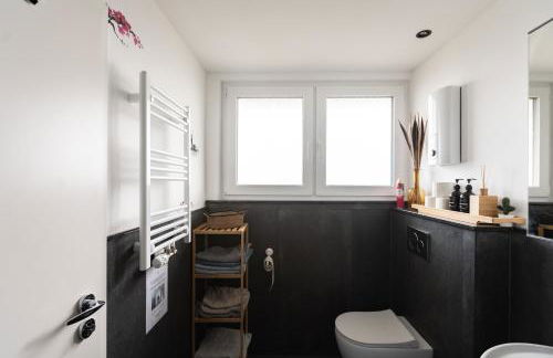 - Zen Haven Luxurious 3-Room Japanese-Themed Apartment with King-Size Beds, Balcony, Bamboo Accents, Entertainment Galore & Private Parking - Near Airport & Train Station - - Photo 26