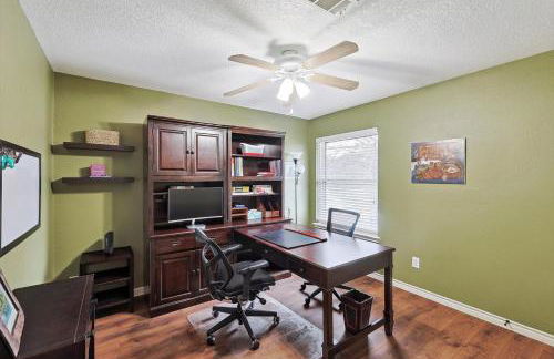 DFW Getaway - 4 Bedrooms Pool Oasis Media Room - Photo 35