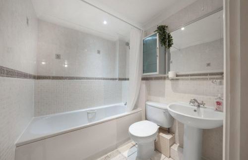 Bishops Stortford 2 Bed Flat - Free Parking - STN - Foto 10